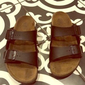 Black kids Birkenstock’s sz 32 which is a UU 1-1.5